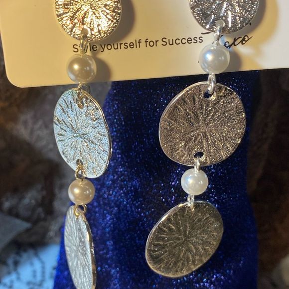 NWT BEACH PARTY WHITE SILVER POLISHED METAL MAREN EARRINGS WHITE GLASS PEARLS - Picture 6 of 10